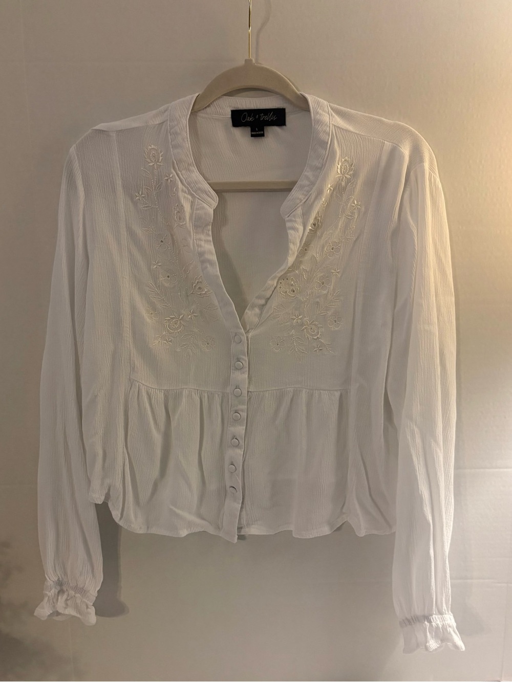 Oak & Trellis Women’s Large White Embroidered Floral Button Front Blouse